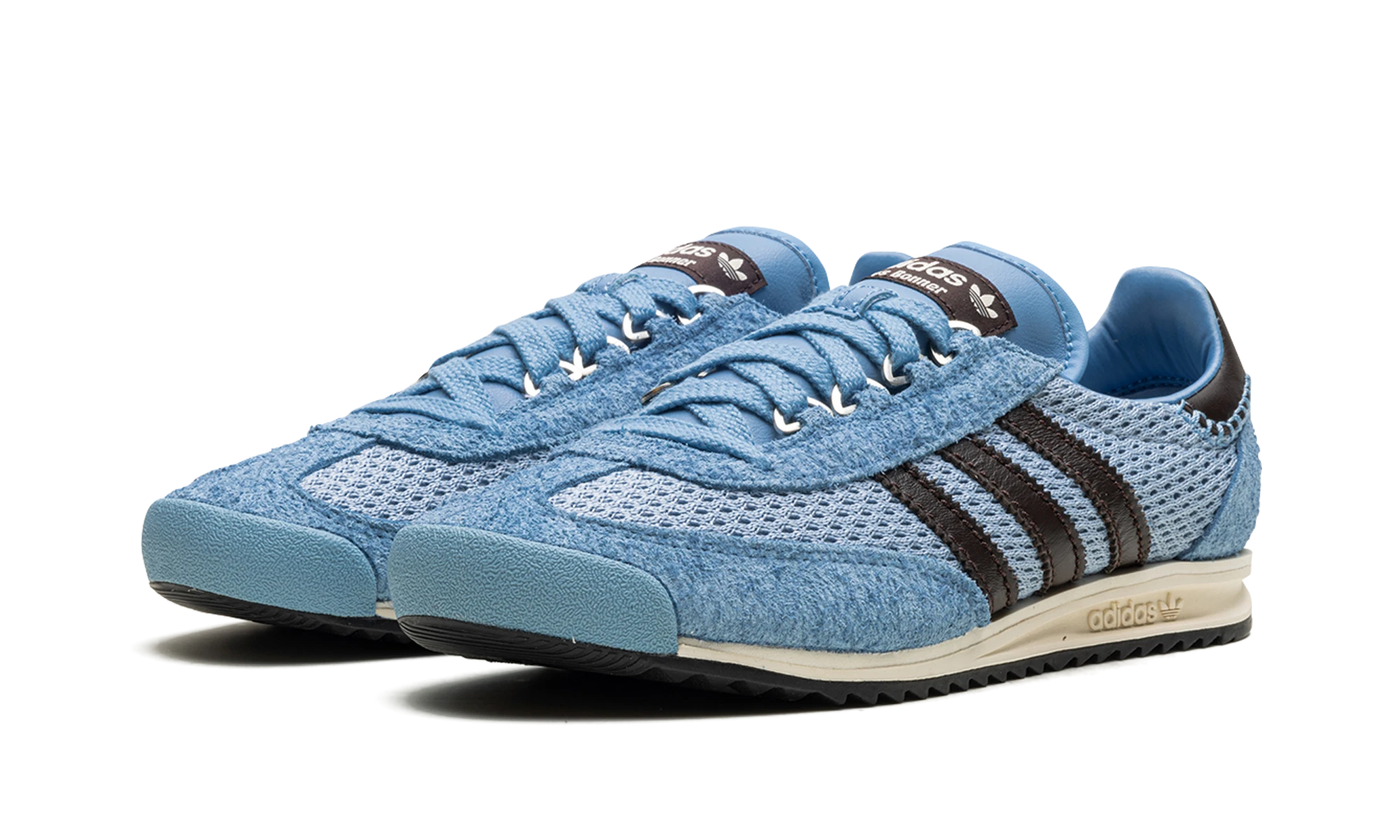 Detail of the inner side of the sneaker Adidas SL76 Wales Bonner Ash Blue (IH3262) gris, bleu et noir.