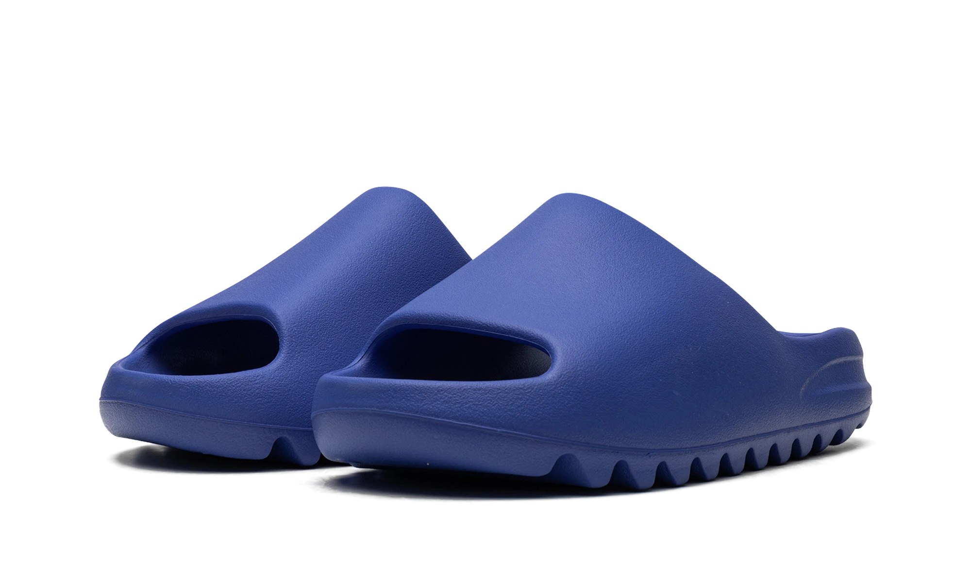 Vue de face de la paire de claquettes Adidas Yeezy Slide Azure multicolore.
