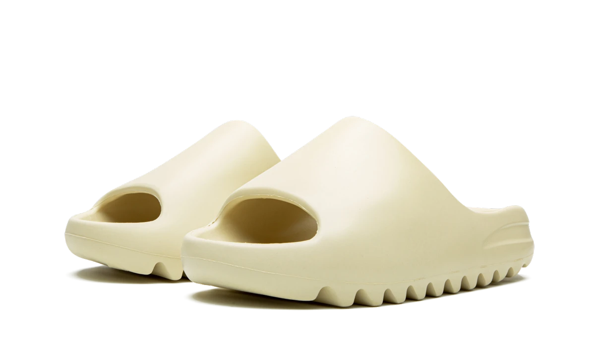 Vue de face de la paire de claquettes Adidas Yeezy Slide Bone multicolore.