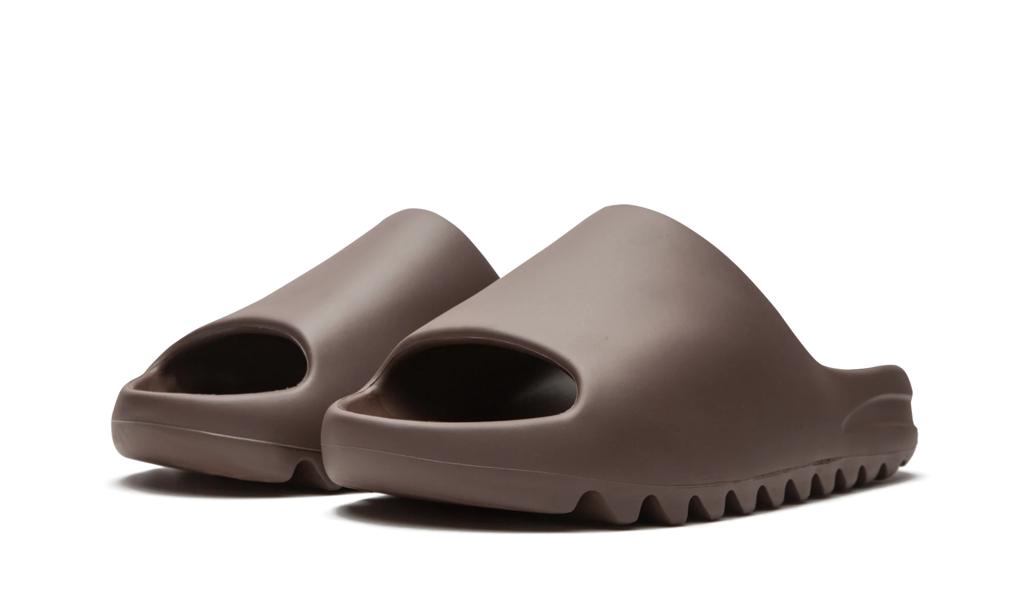 Vue de face de la paire de claquettes Adidas Yeezy Slide Soot multicolore.