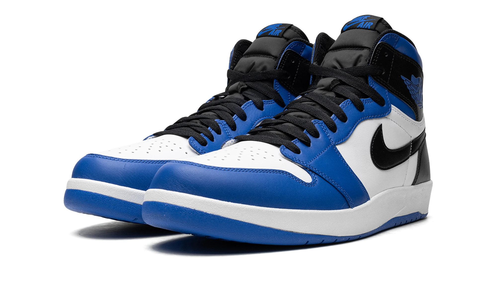 Vue de face de la paire de sneakers Air Jordan Jordan 1.5 Retro Reverse Fragment blanc et noir.