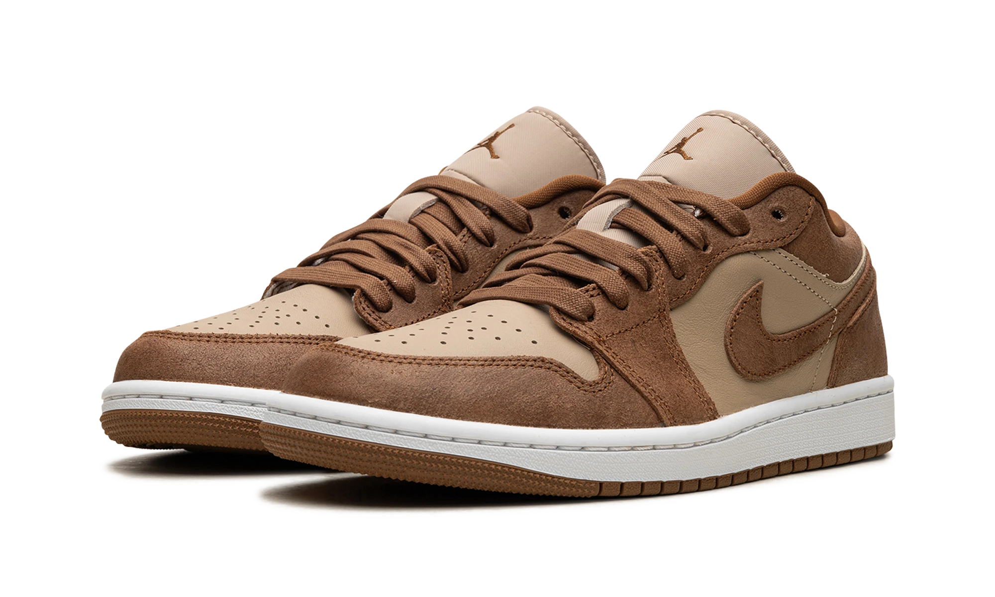 Vue de face de la paire de sneakers Air Jordan Jordan 1 Low SE Legend Coffee multicolore.