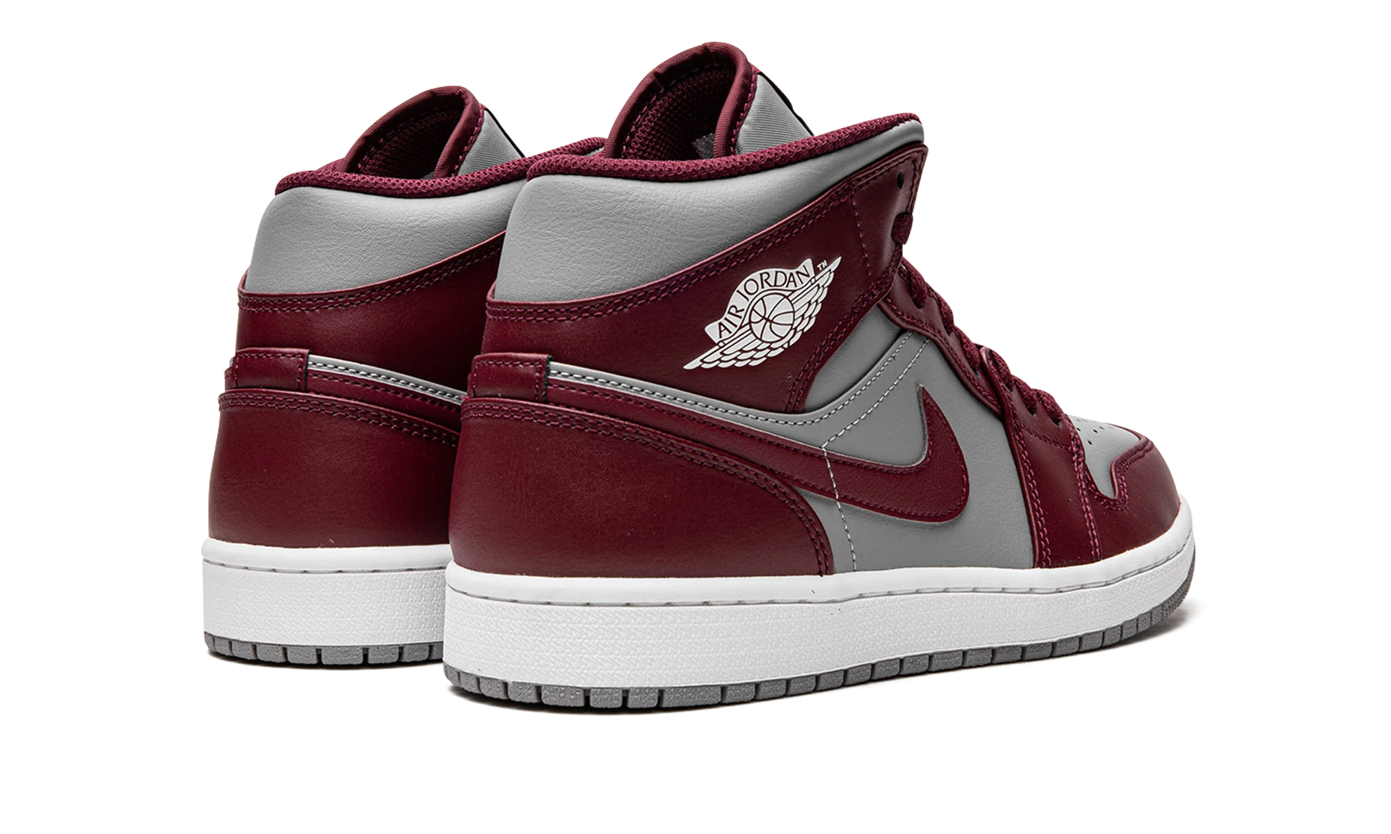 Vue arrière de la paire de sneakers Air Jordan Jordan 1 Mid Cherrywood Red neuve et authentique.