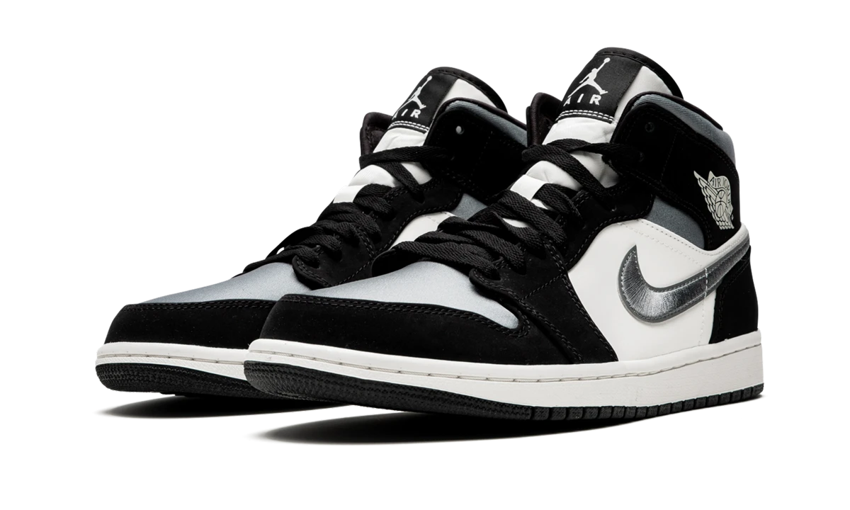 Detail of the inner side of the sneaker Air Jordan Jordan 1 Mid Satin Grey Toe (852542-011) noir, gris et beige.