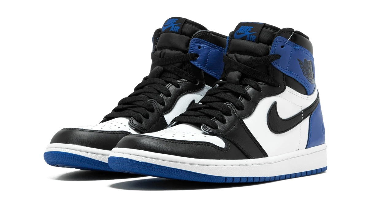 Vue de face de la paire de sneakers Air Jordan Jordan 1 Retro High Fragment noir, bleu et blanc.