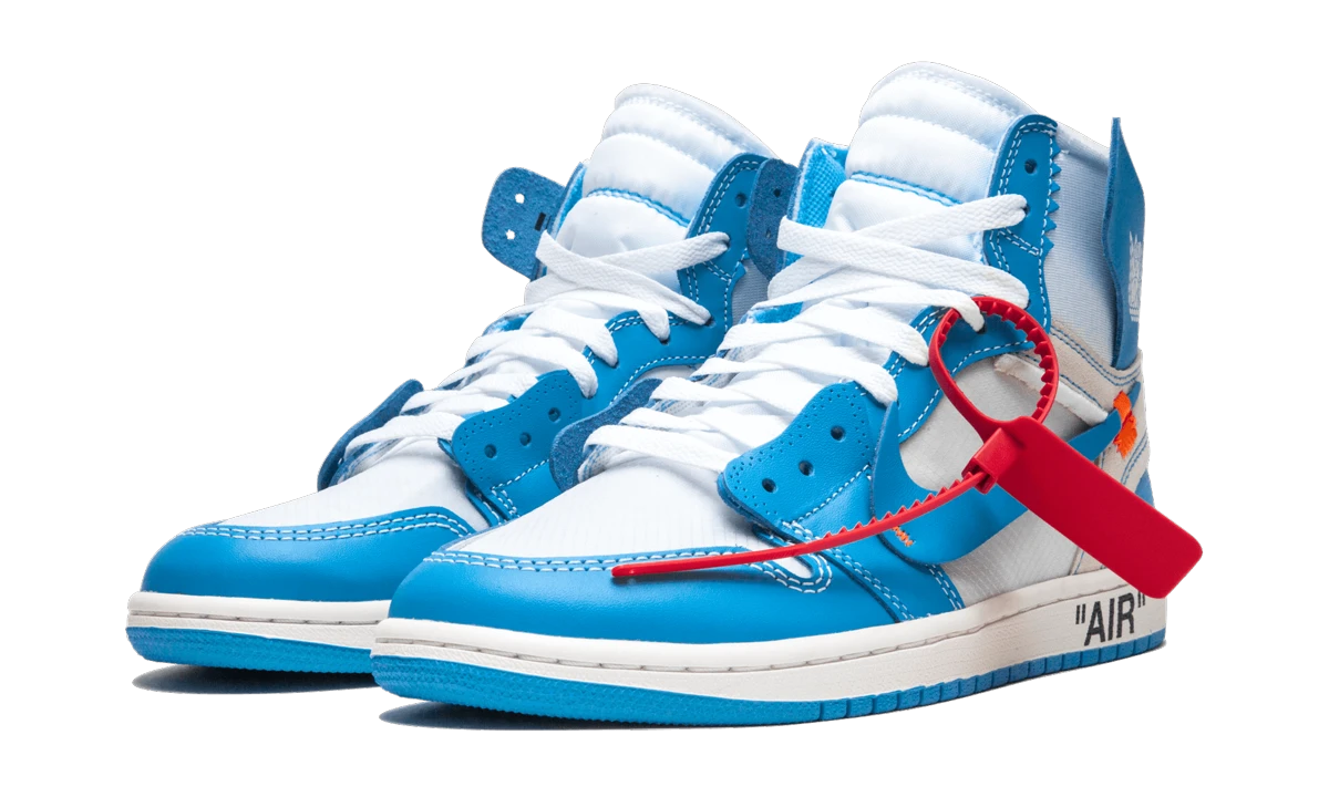 Vue de face de la paire de sneakers Air Jordan Jordan 1 Retro High Off-White University Blue blanc, noir et bleu.