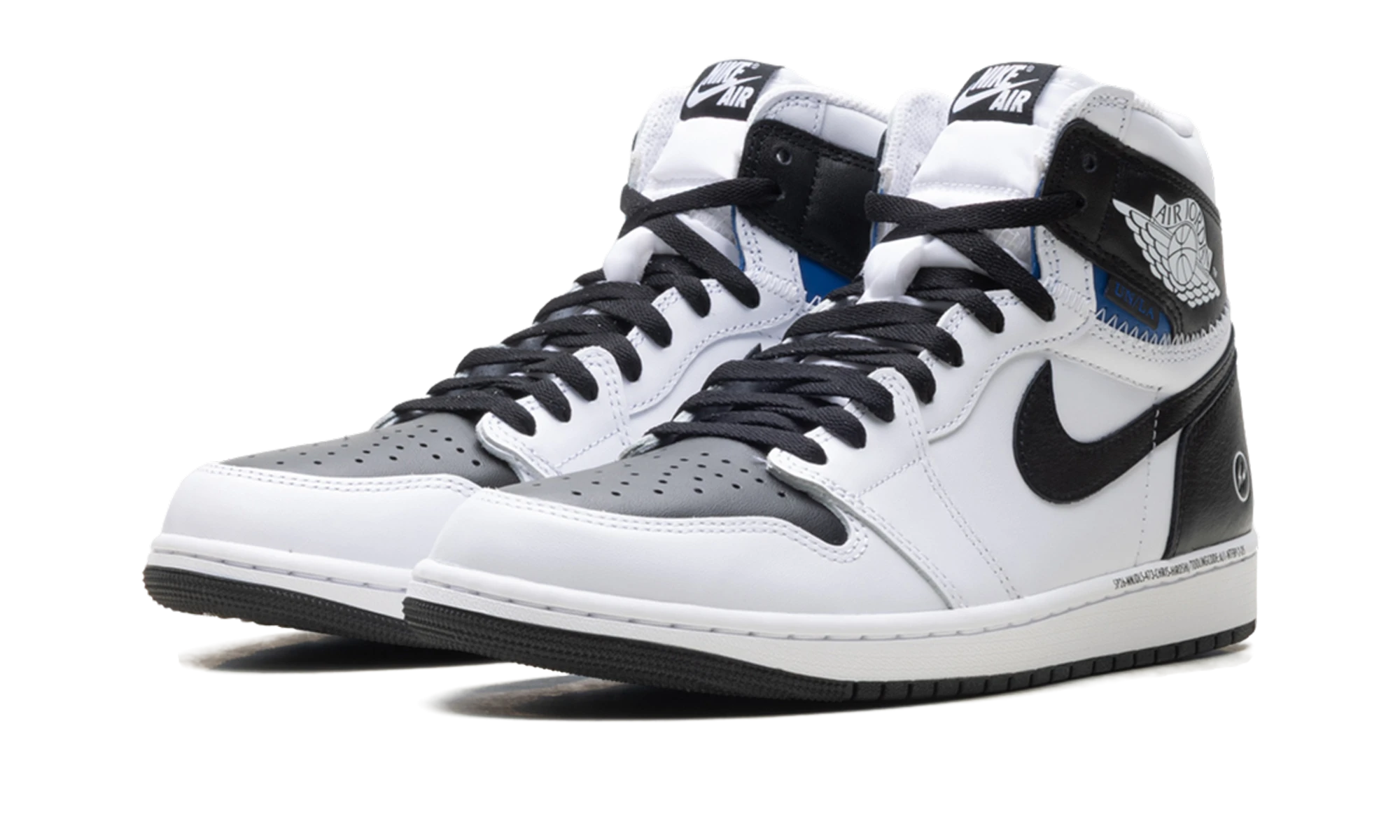 Vue de face de la paire de sneakers Air Jordan Jordan 1 Retro High OG SP Fragment x Union LA White Black blanc et noir.