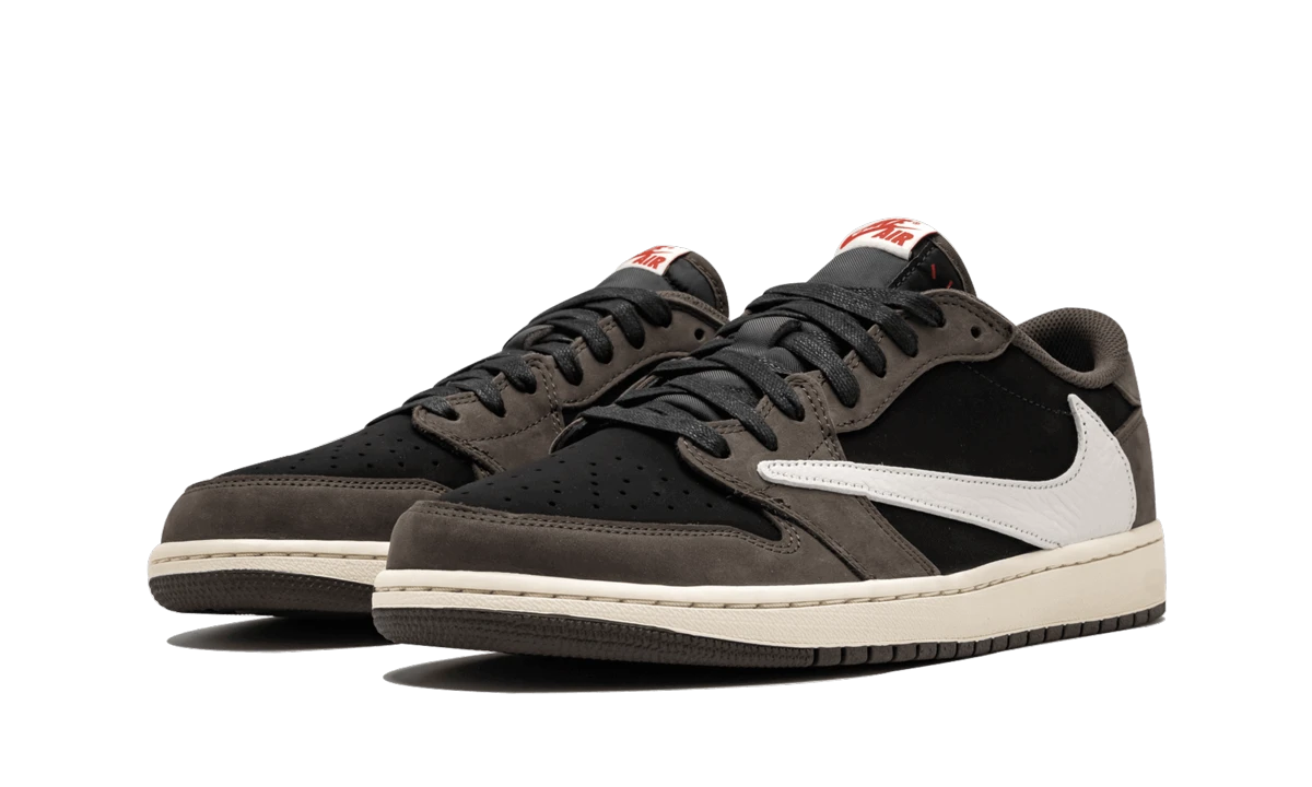 Vue de face de la paire de sneakers Air Jordan Jordan 1 Retro Low OG SP Travis Scott Mocha noir, marron et rouge.