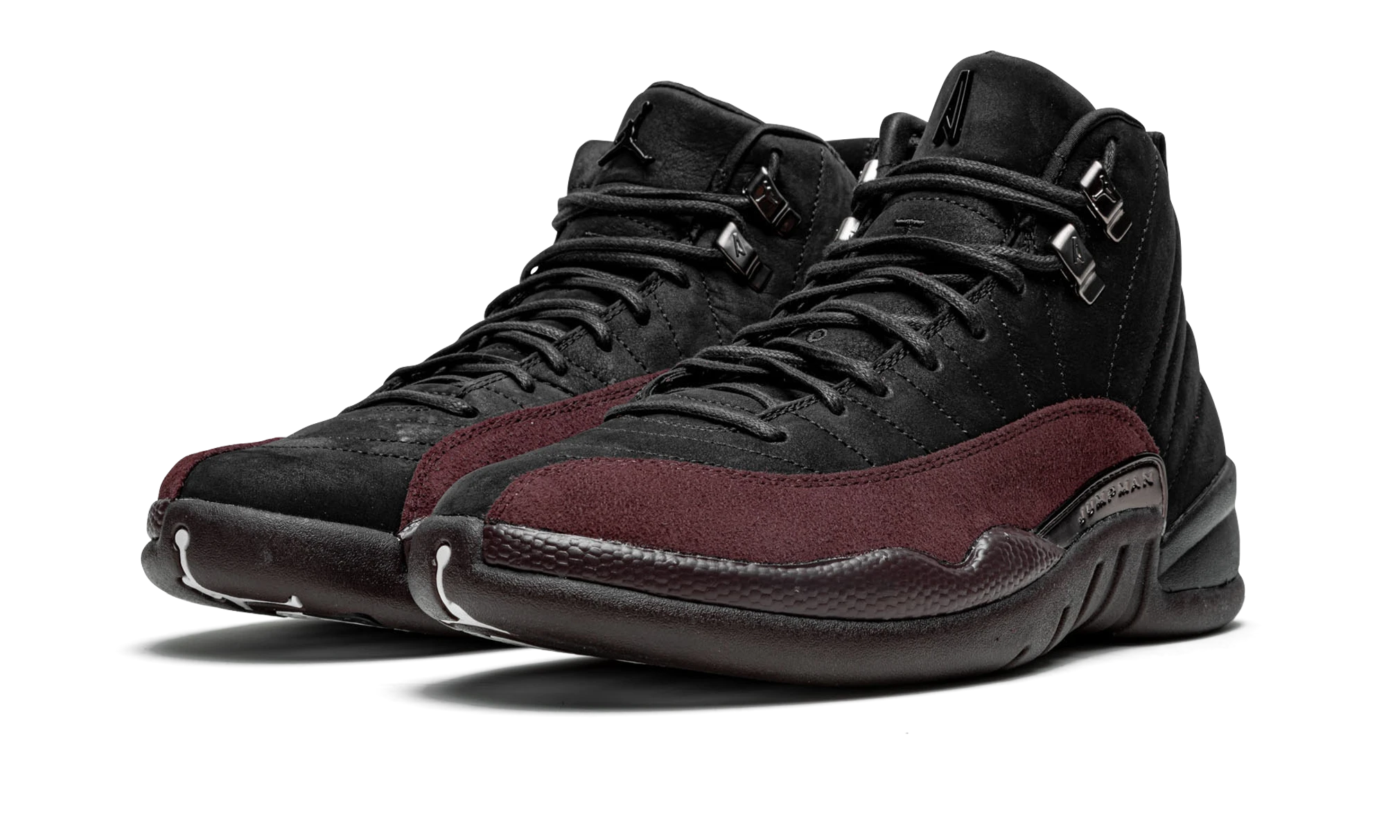 Detail of the inner side of the sneaker Air Jordan Jordan 12 Retro SP A Ma Maniére Black (DV6989-001) noir et marron.