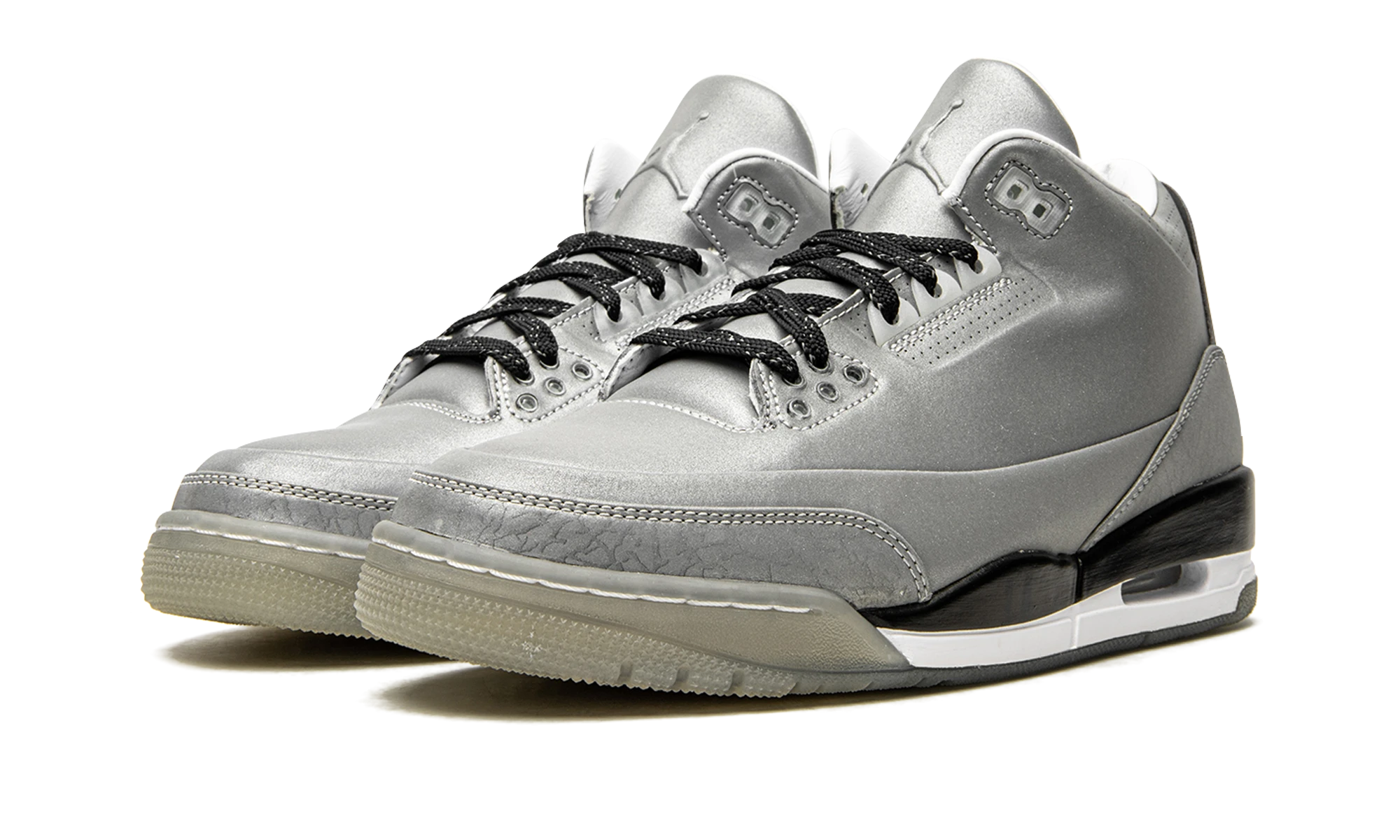 Vue de face de la paire de sneakers Air Jordan Jordan 3 Retro 5Lab3 Silver argent, noir et blanc.
