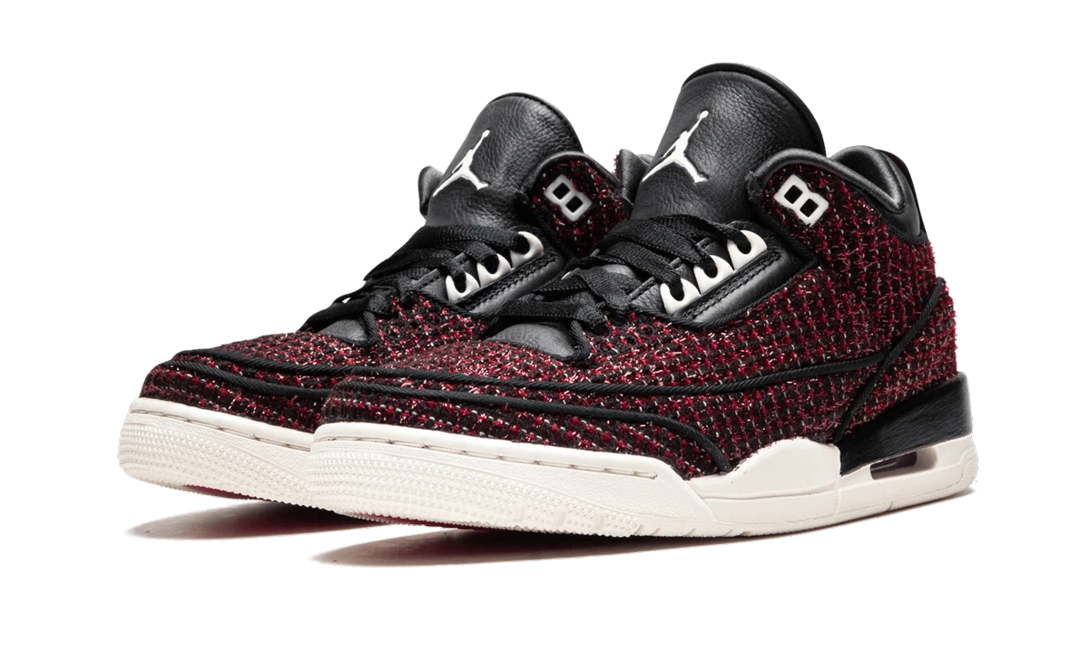 Vue de face de la paire de sneakers Air Jordan Jordan 3 Retro AWOK Vogue University Red rouge, beige et noir.