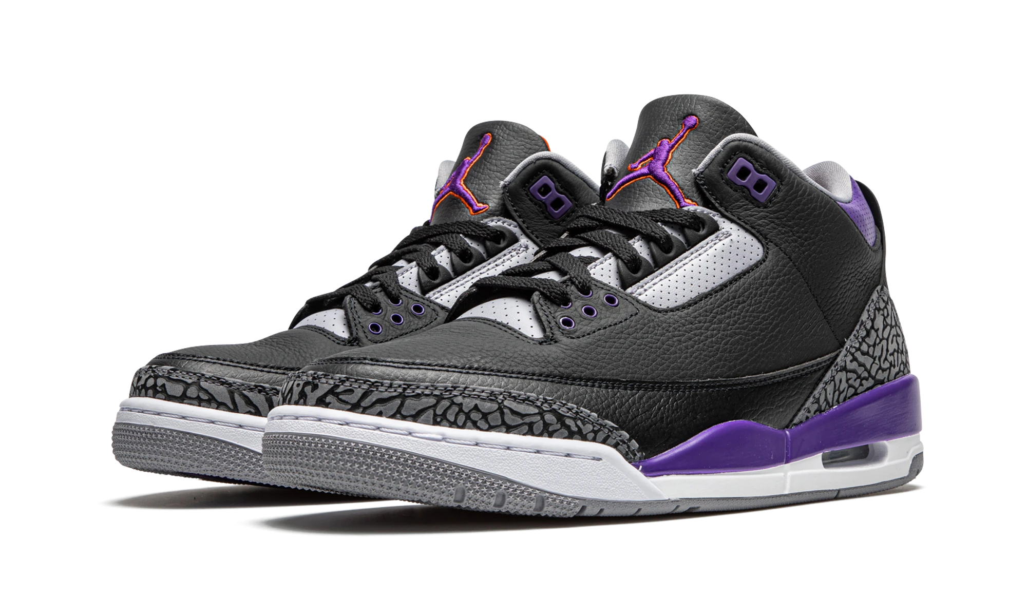 Vue de face de la paire de sneakers Air Jordan Jordan 3 Retro Black Court Purple noir, gris et blanc.