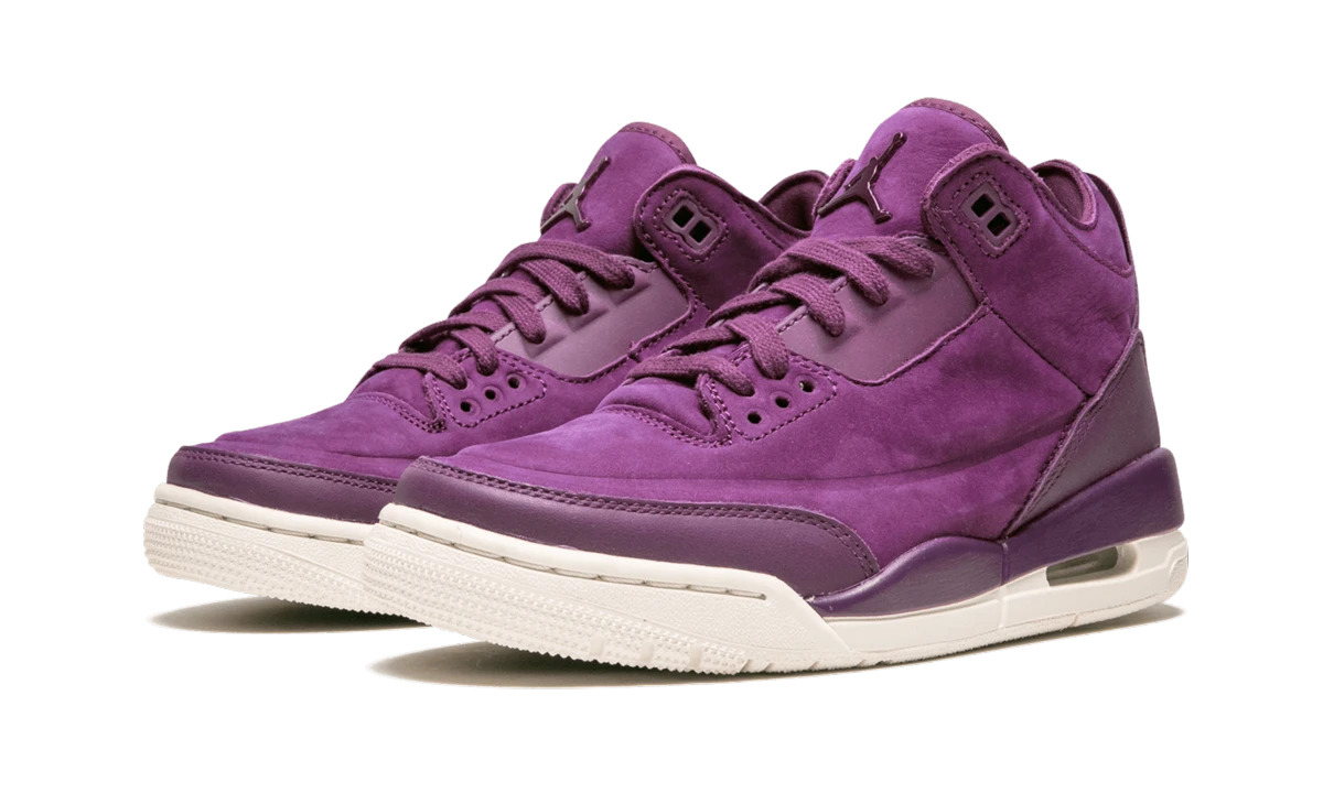 Vue de face de la paire de sneakers Air Jordan Jordan 3 Retro Bordeaux rouge et noir.