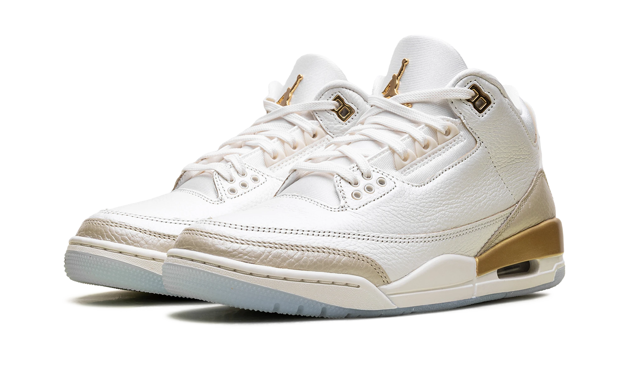 Detail of the inner side of the sneaker Air Jordan Jordan 3 Retro Champagne and Oysters (IB2255-100) beige, or et blanc.