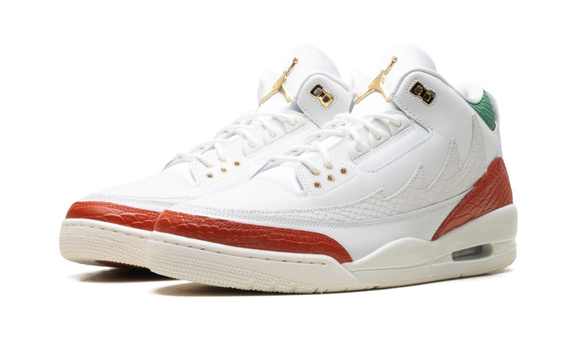 Detail of the inner side of the sneaker Air Jordan Jordan 3 Retro El Vuelo Summit White (IO1752-100) blanc, or et vert.