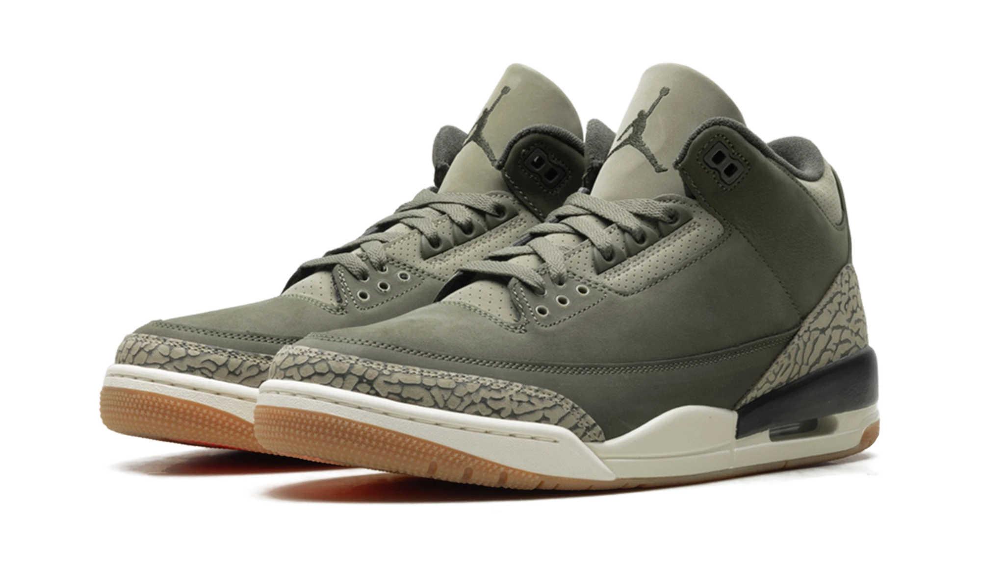 Detail of the inner side of the sneaker Air Jordan Jordan 3 Retro Family Affair (DN3707-202) vert, beige et rouge.
