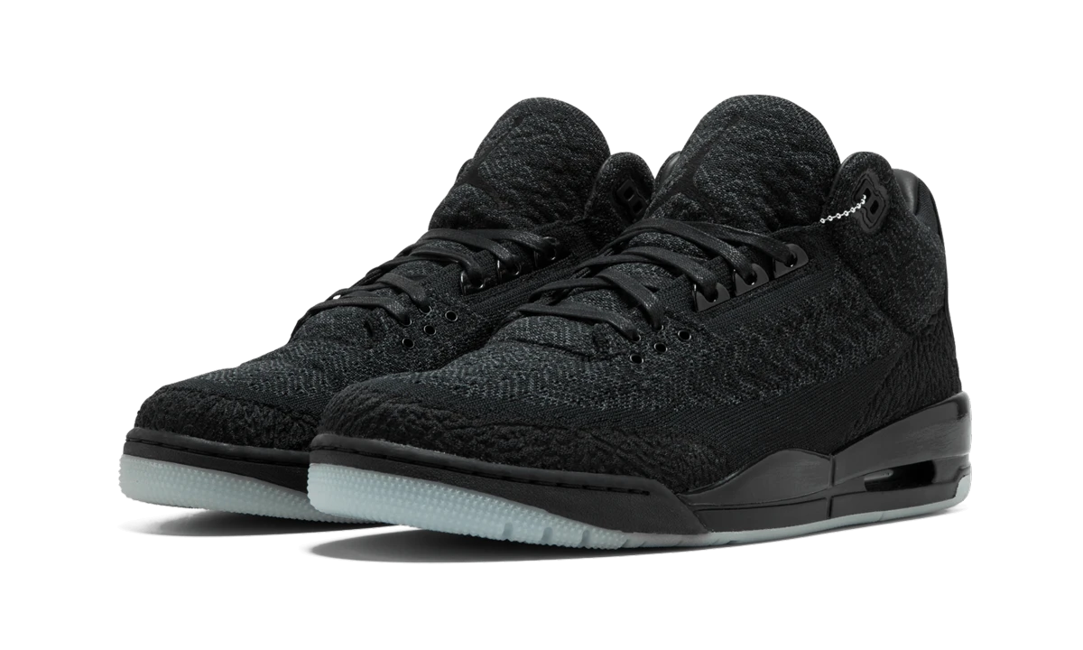 Vue de face de la paire de sneakers Air Jordan Jordan 3 Retro Flyknit Black noir.
