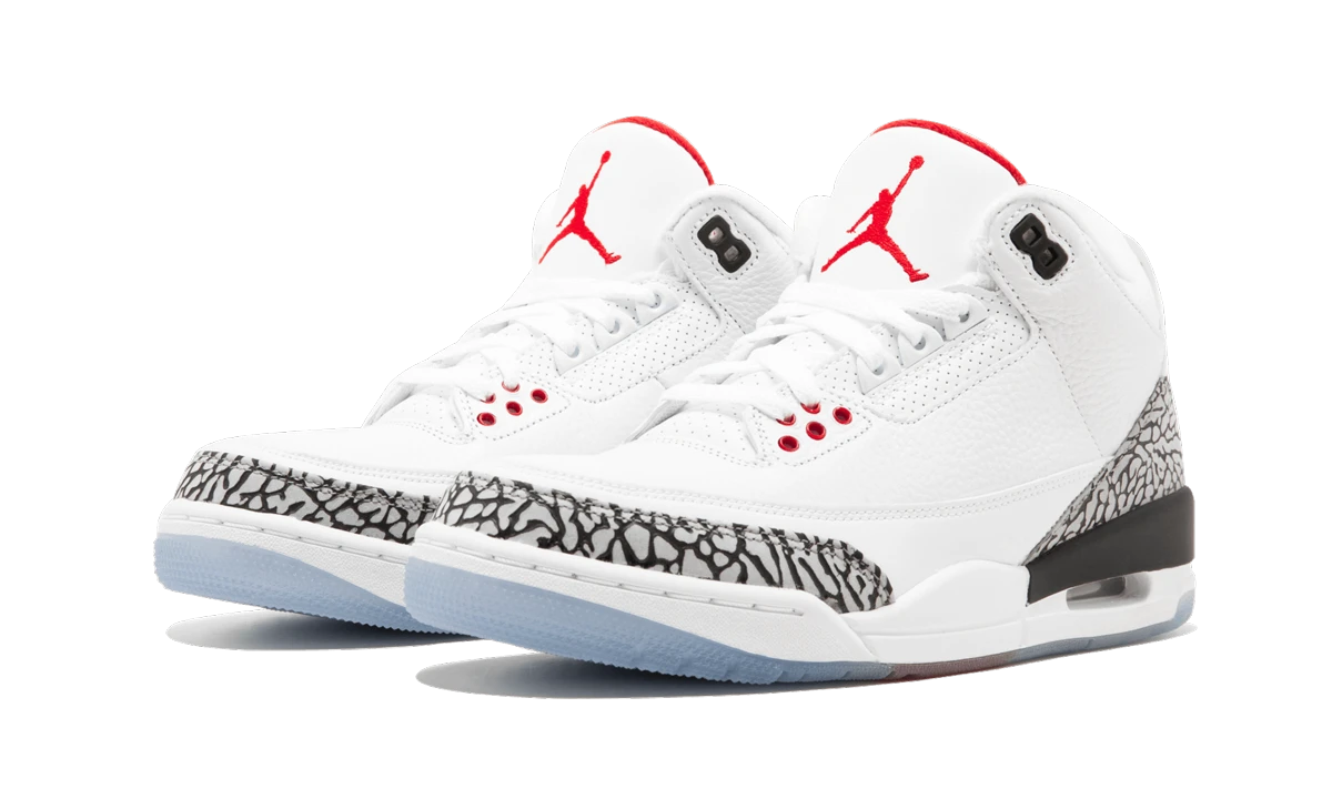 Vue de face de la paire de sneakers Air Jordan Jordan 3 Retro Free Throw Line White Cement blanc, rouge et noir.