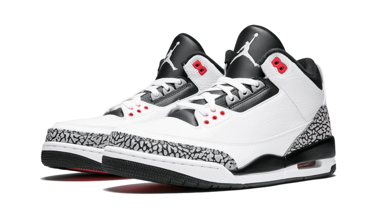 Vue de face de la paire de sneakers Air Jordan Jordan 3 Retro Infrared 23 blanc, gris et noir.