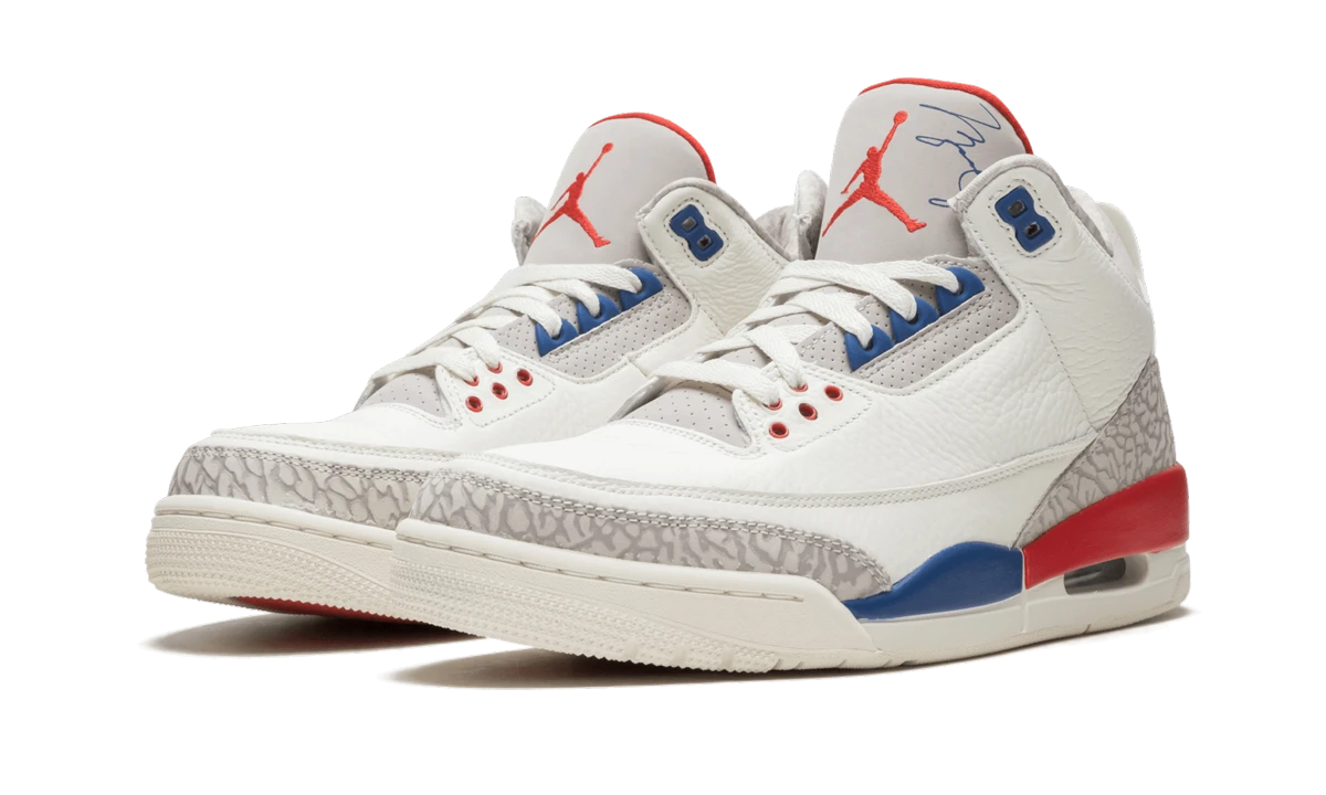 Detail of the inner side of the sneaker Air Jordan Jordan 3 Retro International Flight (136064-140) beige, bleu et rouge.