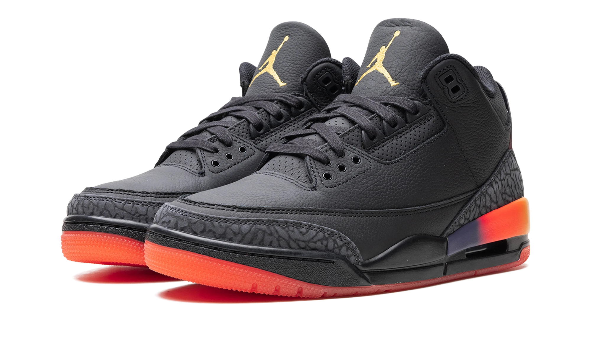 Detail of the inner side of the sneaker Air Jordan Jordan 3 Retro J Balvin Rio (FN0344-001) noir et rouge.