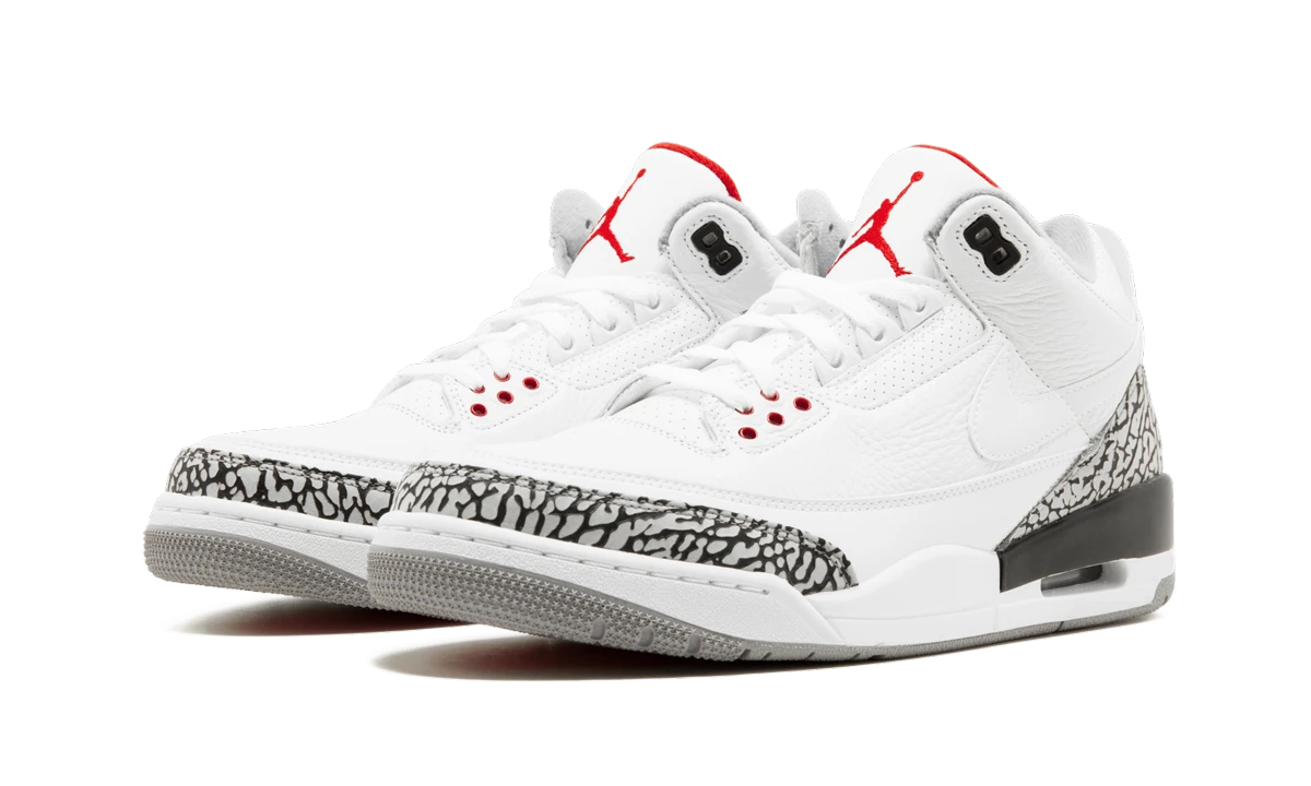 Vue de face de la paire de sneakers Air Jordan Jordan 3 Retro JTH Super Bowl blanc, rouge et noir.