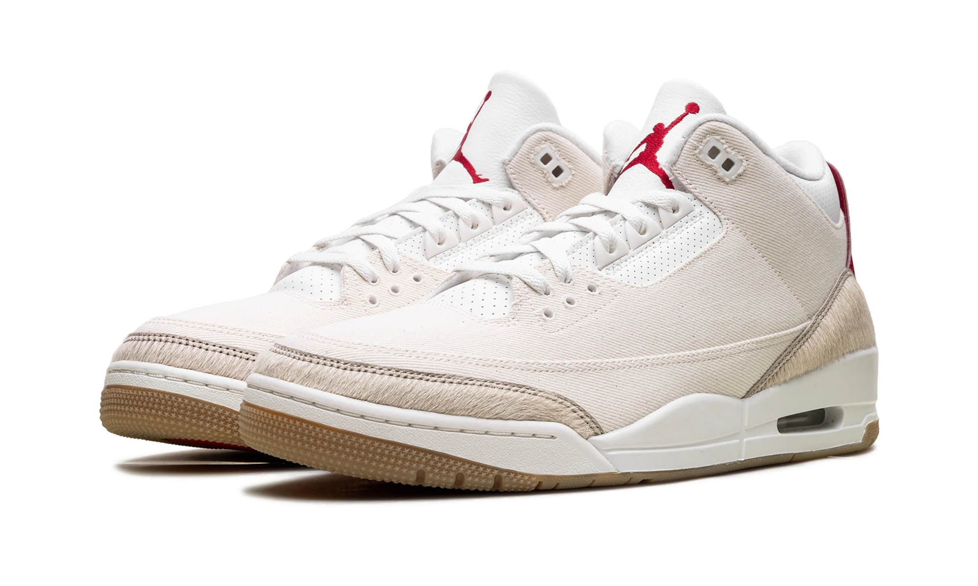 Detail of the inner side of the sneaker Air Jordan Jordan 3 Retro Levi’s Lunar New Year (IR0910-400) denim, beige et rouge.