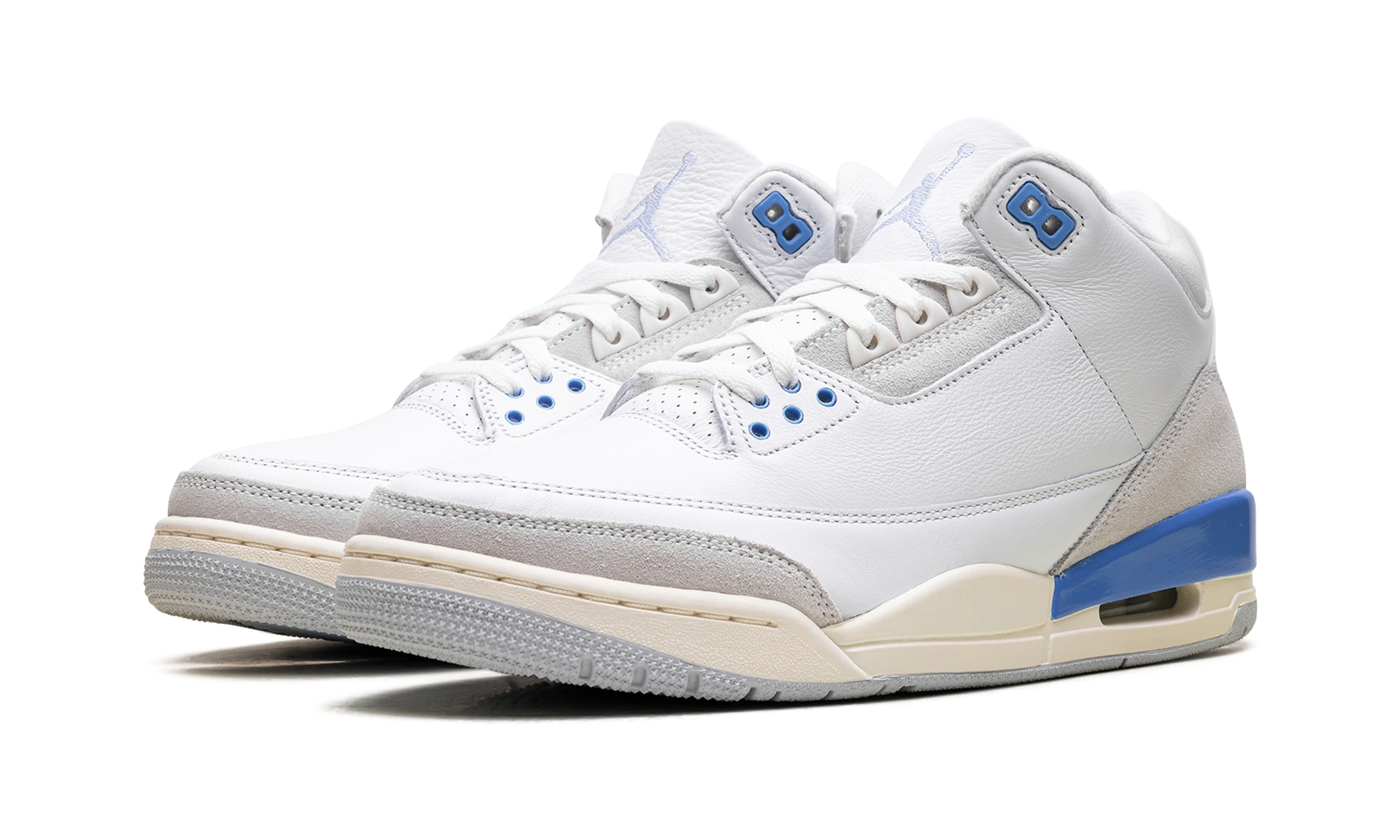 Detail of the inner side of the sneaker Air Jordan Jordan 3 Retro Lucky Shorts (CT8532-101) blanc, bleu et gris.