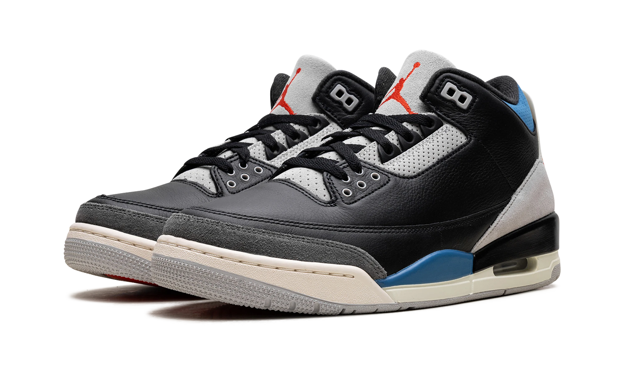 Detail of the inner side of the sneaker Air Jordan Jordan 3 Retro OG Rare Air (IB8967-004) noir, rouge et gris.