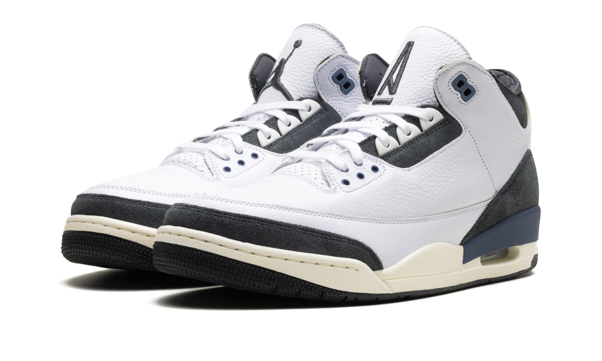 Detail of the inner side of the sneaker Air Jordan Jordan 3 Retro OG SP A Ma Maniére Diffused Blue (HV8571-100) blanc et bleu.