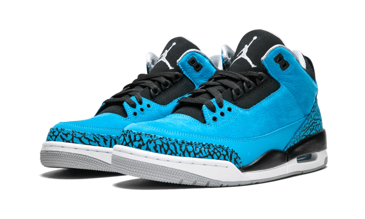 Vue de face de la paire de sneakers Air Jordan Jordan 3 Retro Powder Blue noir, bleu et gris.