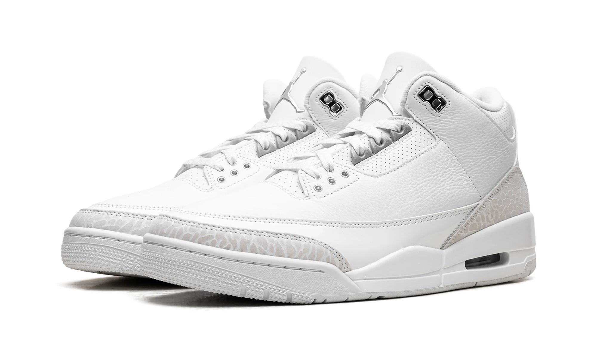 Detail of the inner side of the sneaker Air Jordan Jordan 3 Retro Pure Money (CT8532-111) blanc et argent.
