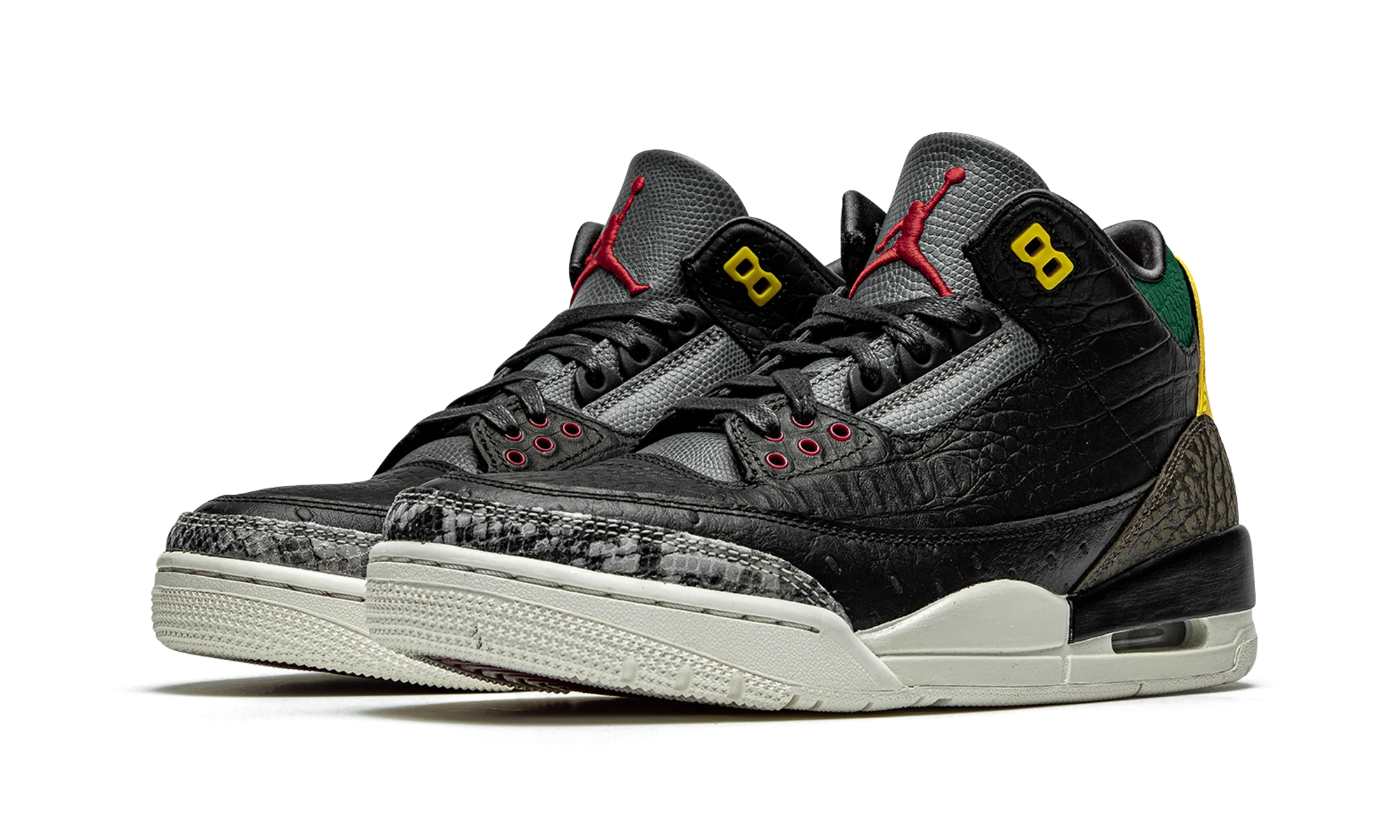 Vue de face de la paire de sneakers Air Jordan Jordan 3 Retro SE Animal Instinct 2.0 noir et marron.