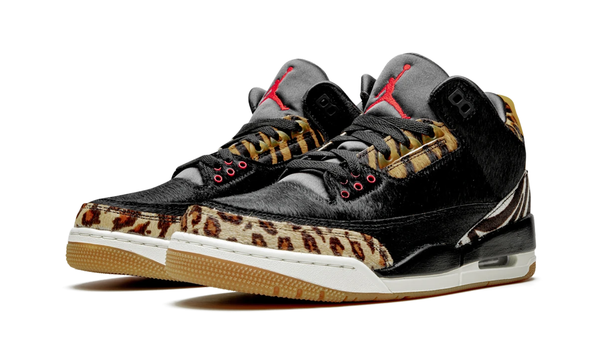 Detail of the inner side of the sneaker Air Jordan Jordan 3 Retro SE Animal Instinct (CK4344-002) noir, beige et marron.