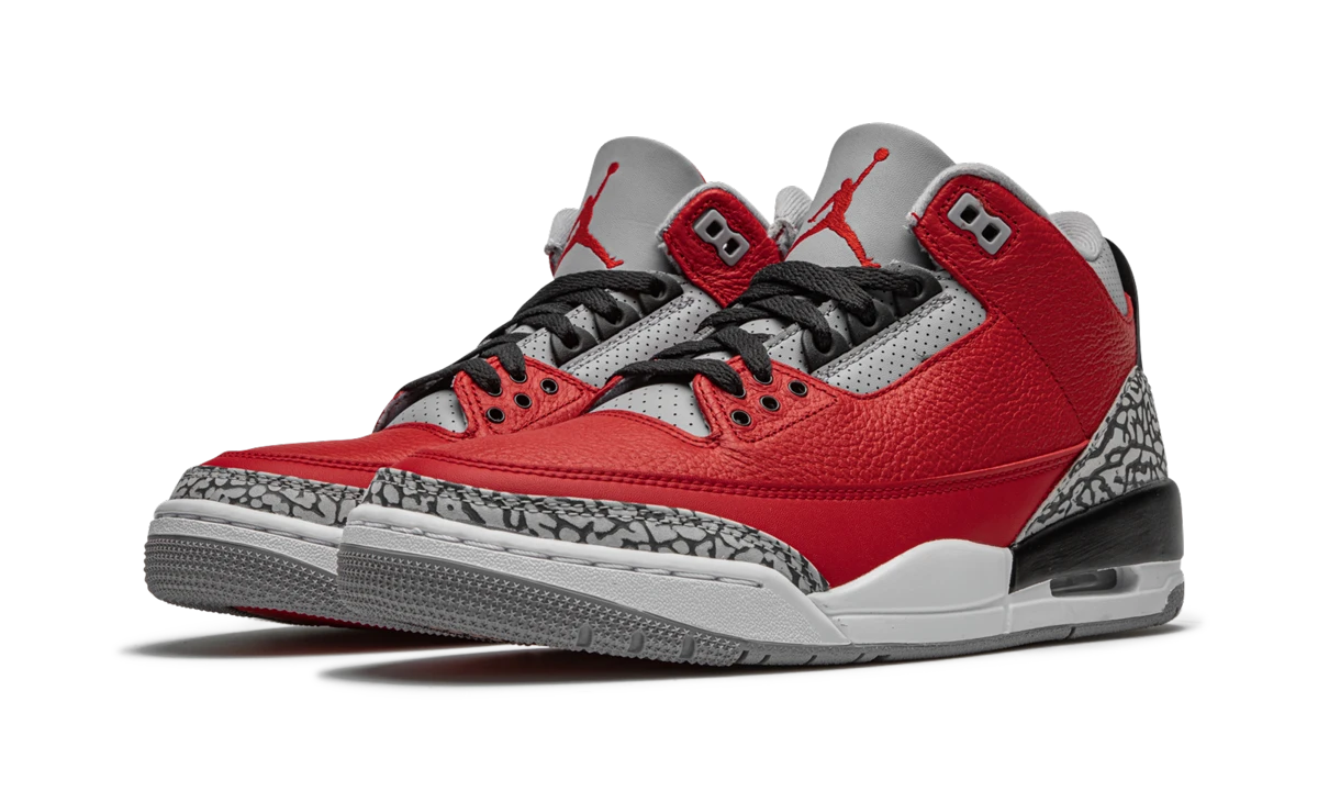 Detail of the inner side of the sneaker Air Jordan Jordan 3 Retro SE Unite (Chicago Exclusive) (CU2277-600) rouge, gris et noir.