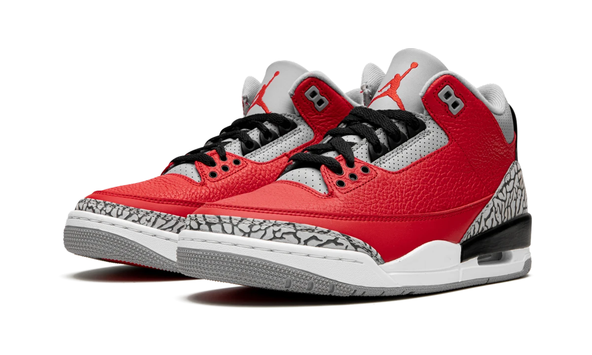 Detail of the inner side of the sneaker Air Jordan Jordan 3 Retro SE Unite (CK5692-600) rouge, gris et noir.