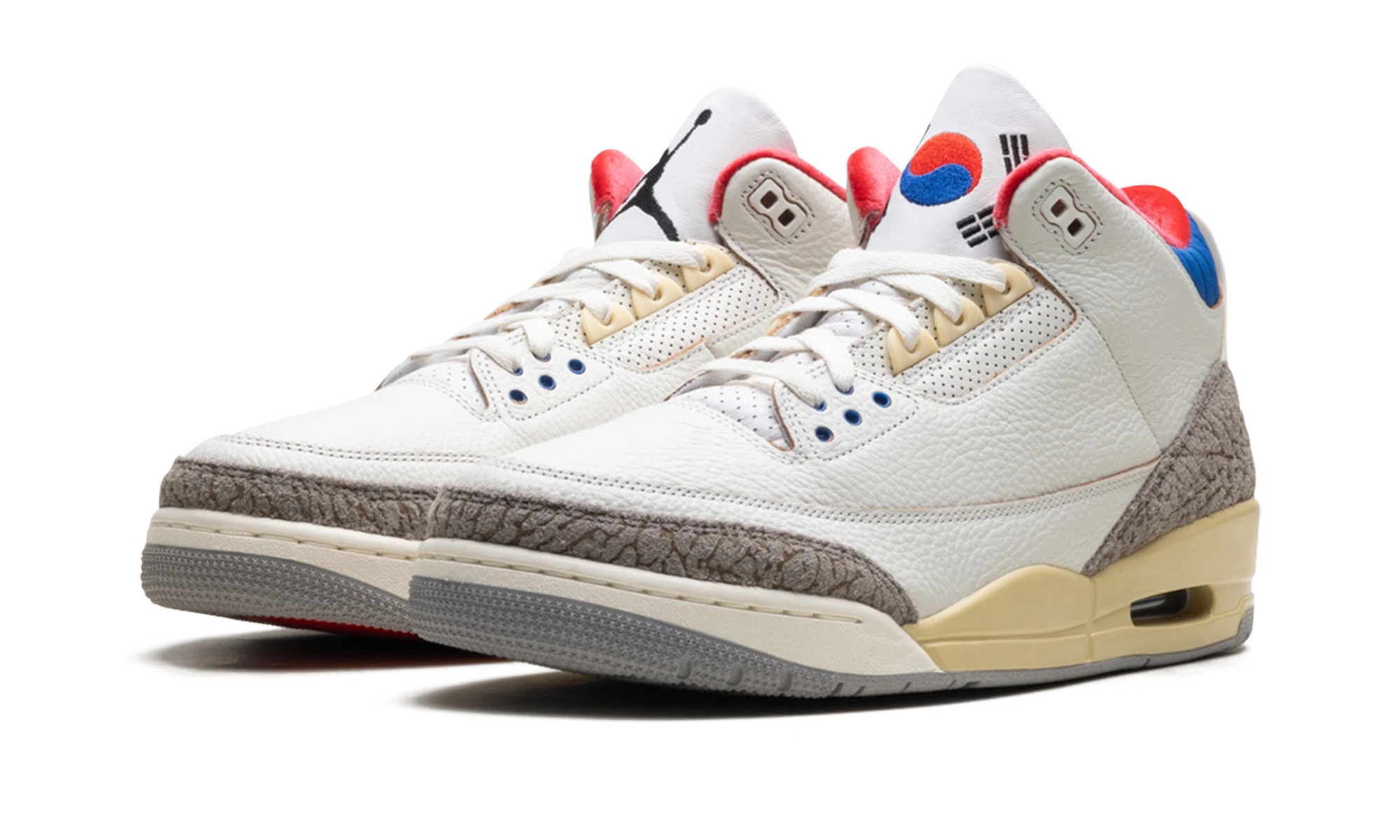 Detail of the inner side of the sneaker Air Jordan Jordan 3 Retro Seoul 2.0 (IB1482-100) blanc, noir et bleu.