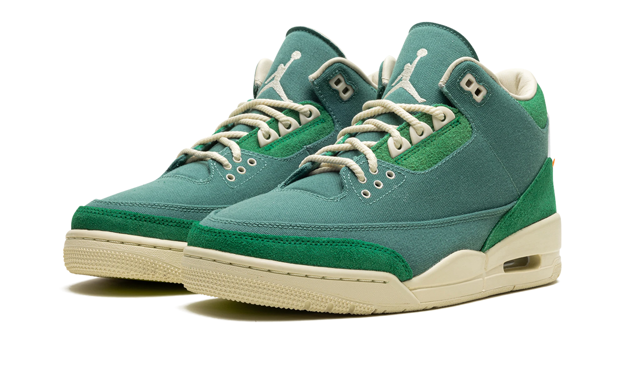 Detail of the inner side of the sneaker Air Jordan Jordan 3 Retro SP Nina Chanel Abney Bicoastal (FZ7974-300) noir.