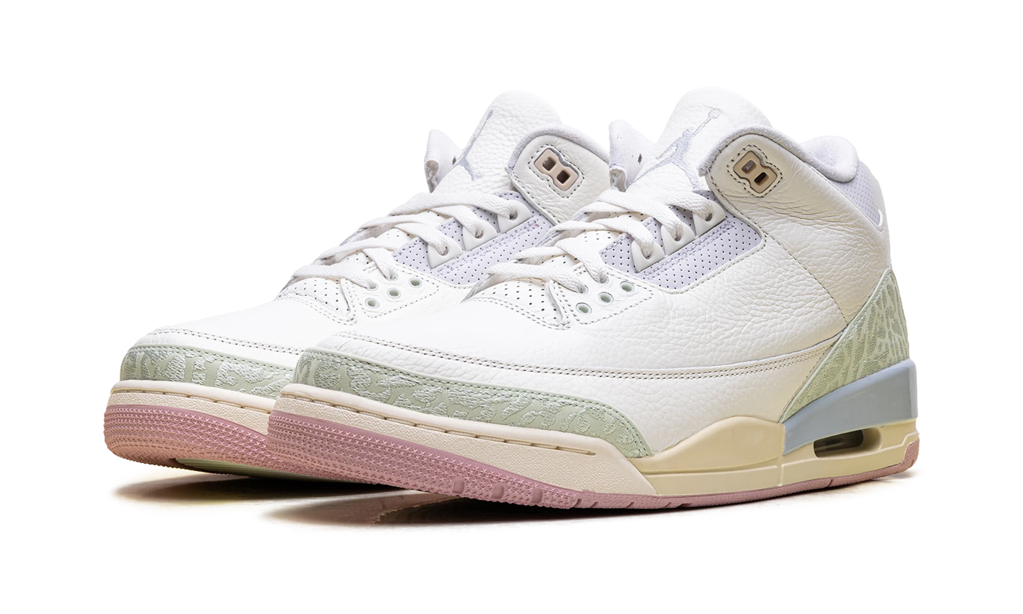 Detail of the inner side of the sneaker Air Jordan Jordan 3 Retro Spring Is In The Air (IF4396-100) beige.