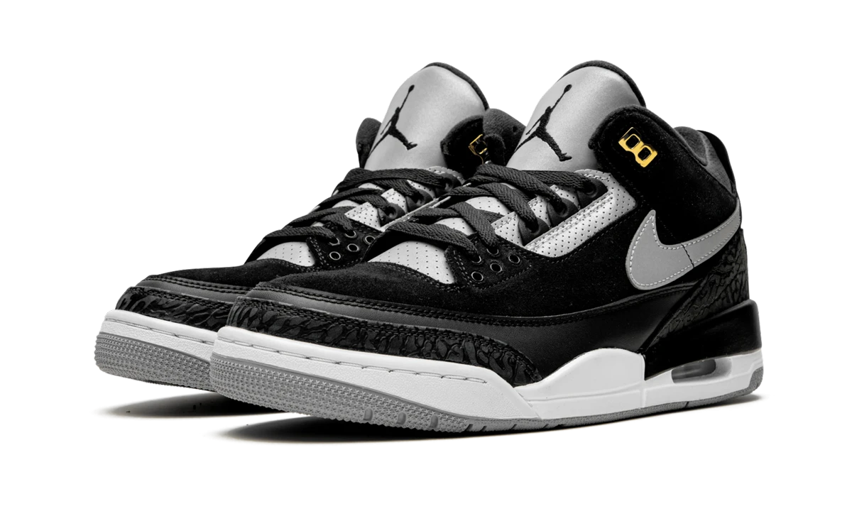Detail of the inner side of the sneaker Air Jordan Jordan 3 Retro Tinker Black Cement Gold (CK4348-007) noir, gris et or.