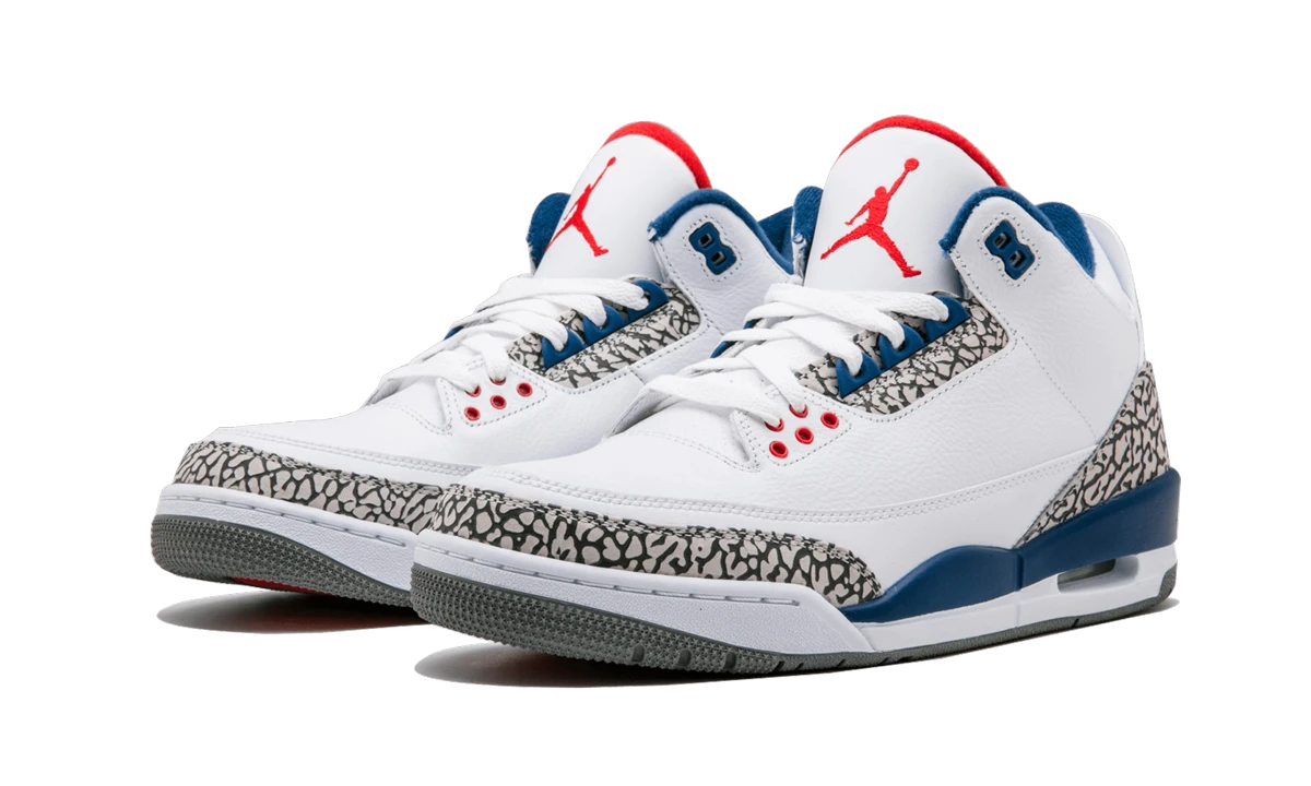 Detail of the inner side of the sneaker Air Jordan Jordan 3 Retro True Blue (854262-106) blanc, bleu et rouge.