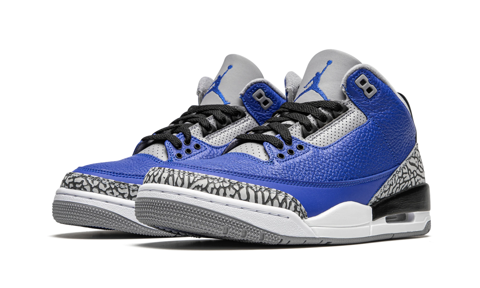 Detail of the inner side of the sneaker Air Jordan Jordan 3 Retro Varsity Royal Cement (CT8532-400) bleu et gris.