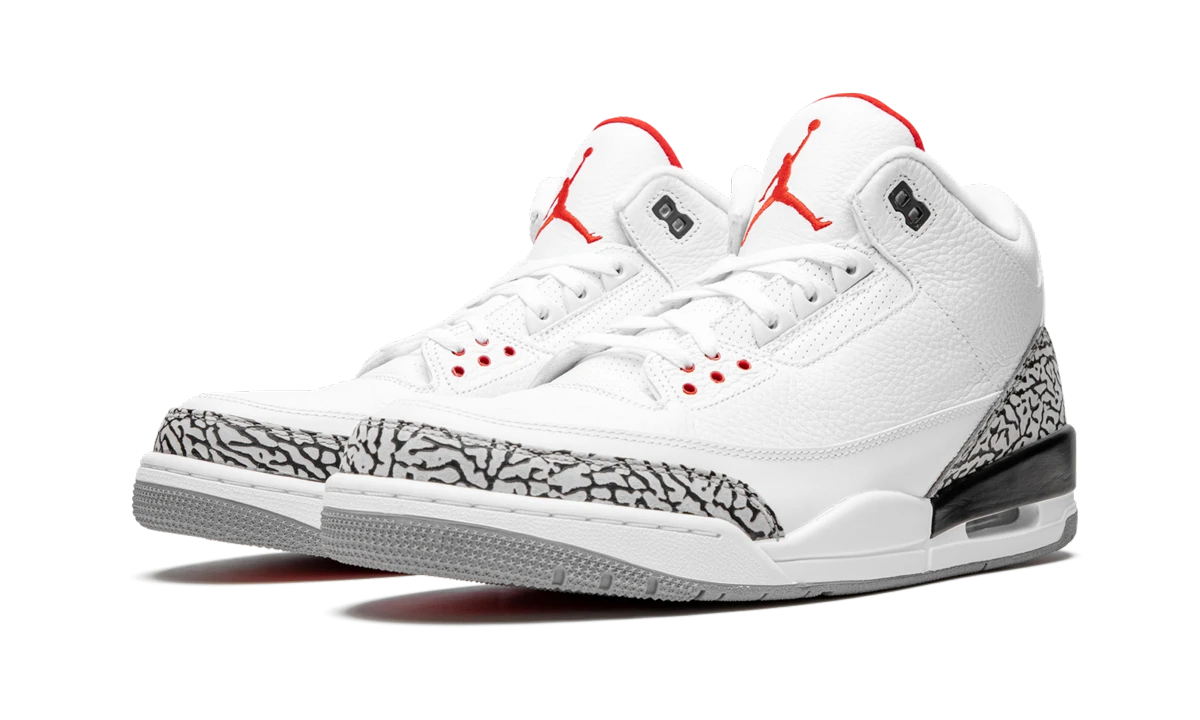Vue de face de la paire de sneakers Air Jordan Jordan 3 Retro White Cement '88 Dunk Contest blanc, rouge et gris.