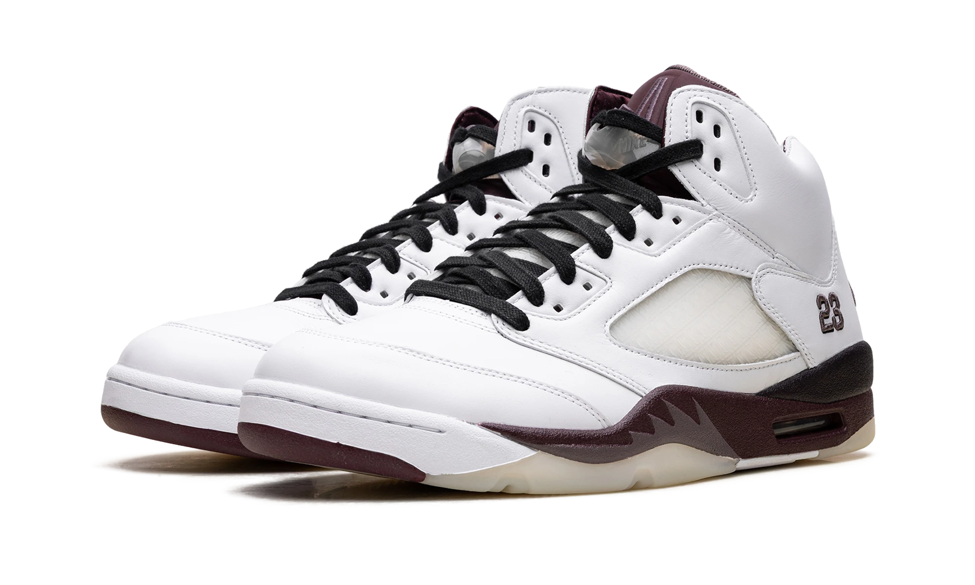 Vue de face de la paire de sneakers Air Jordan Jordan 5 Retro A Ma Maniére Black Collective blanc, violet et marron.
