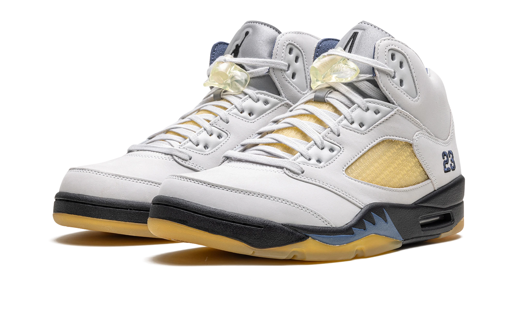 Szczegół wewnętrznej strony sneakersy Air Jordan Jordan 5 Retro A Ma Maniére Dawn (FZ5758-004) gris, noir et bleu.