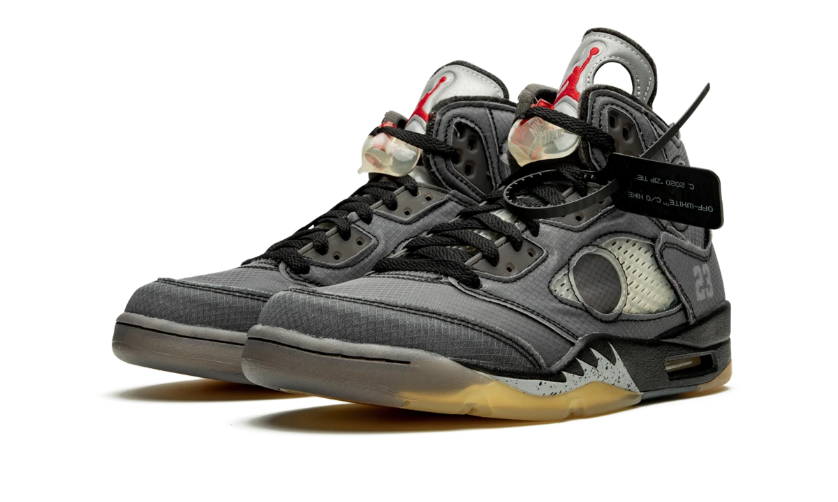 Vue de face de la paire de sneakers Air Jordan Jordan 5 Retro Off-White Muslin noir et rouge.