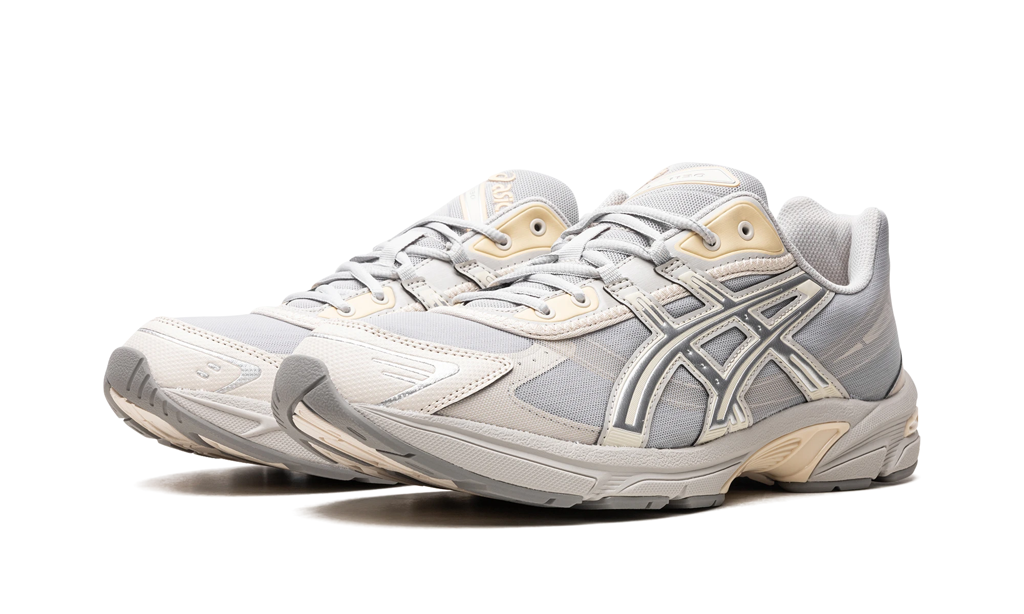 Detail of the inner side of the sneaker ASICS Gel-1130 RE Pure Silver (1201A783-021) gris et argent.