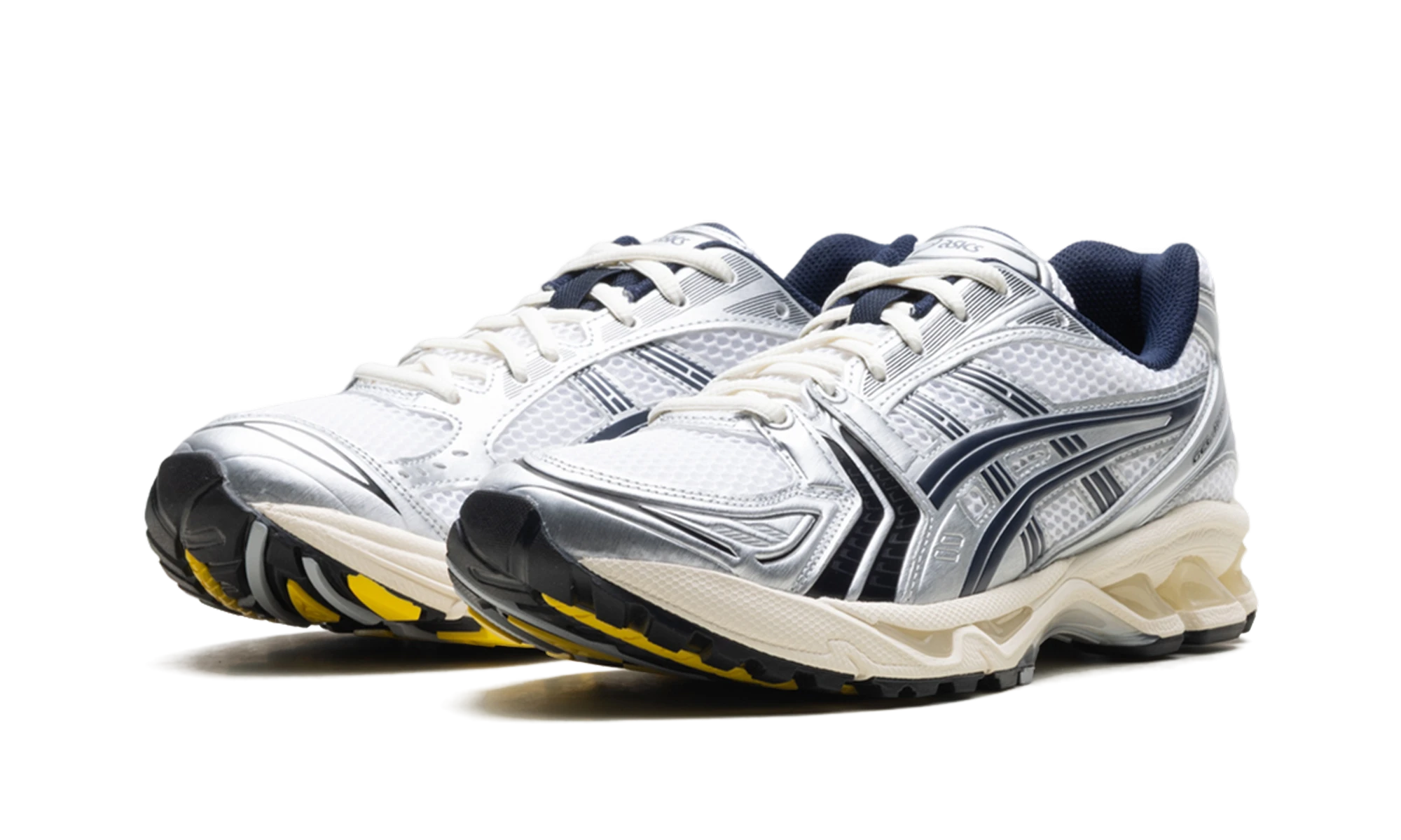 Detail of the inner side of the sneaker ASICS Gel-Kayano 14 JJJJound White Navy (1203A961-100) blanc et bleu.