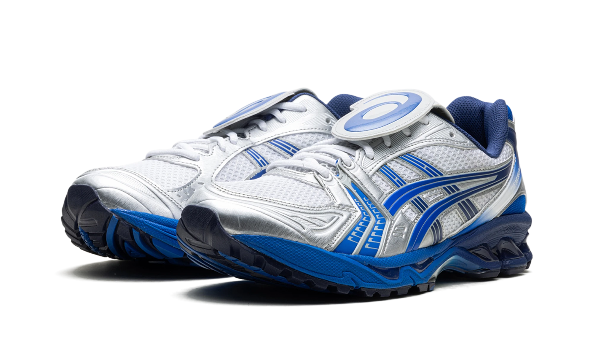 Detail of the inner side of the sneaker ASICS Gel-Kayano 14 The Museum Visitor Polar Shade (1203A528-020) multicolore.
