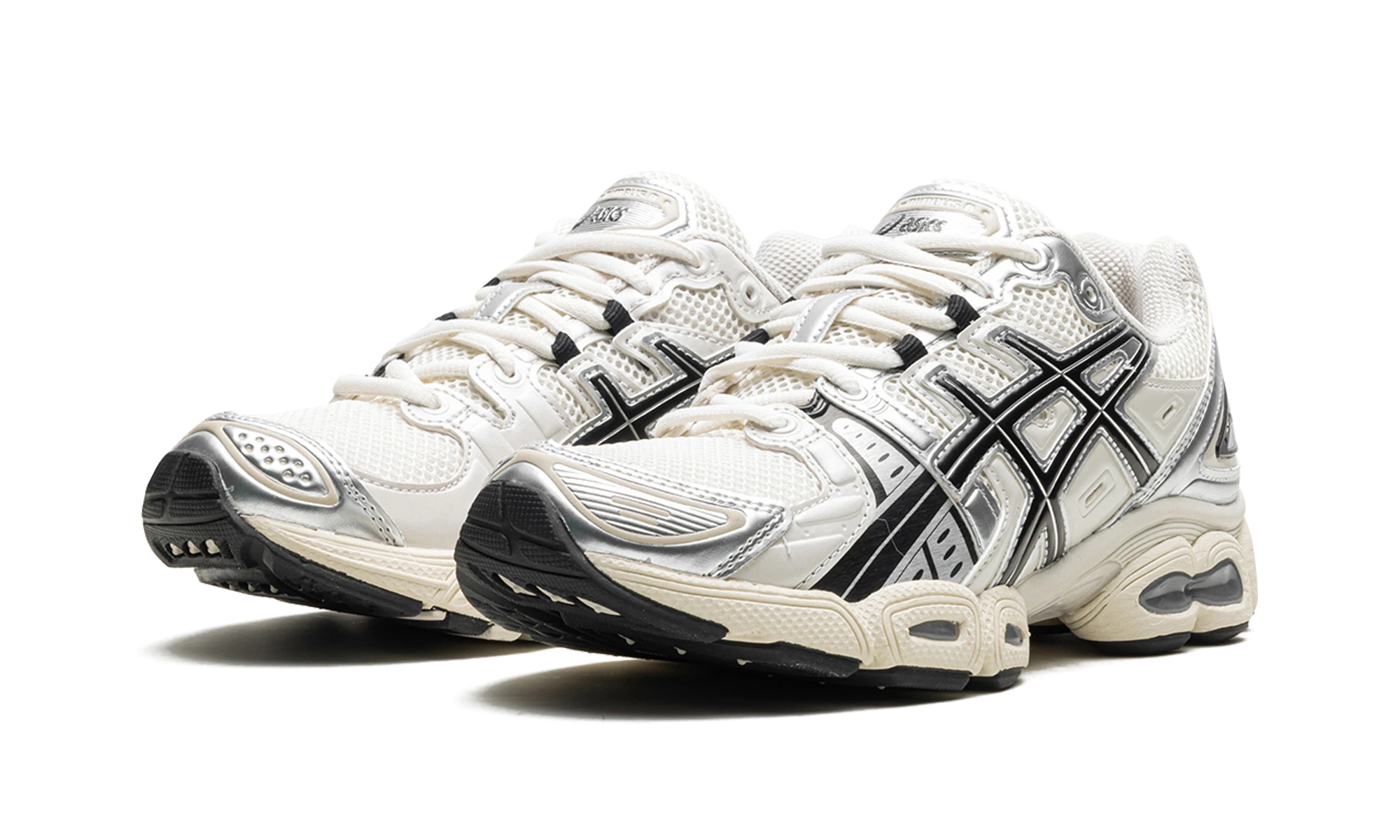 Detail of the inner side of the sneaker ASICS Gel-Nimbus 9 Cream Black (1201A424-105) beige et noir.